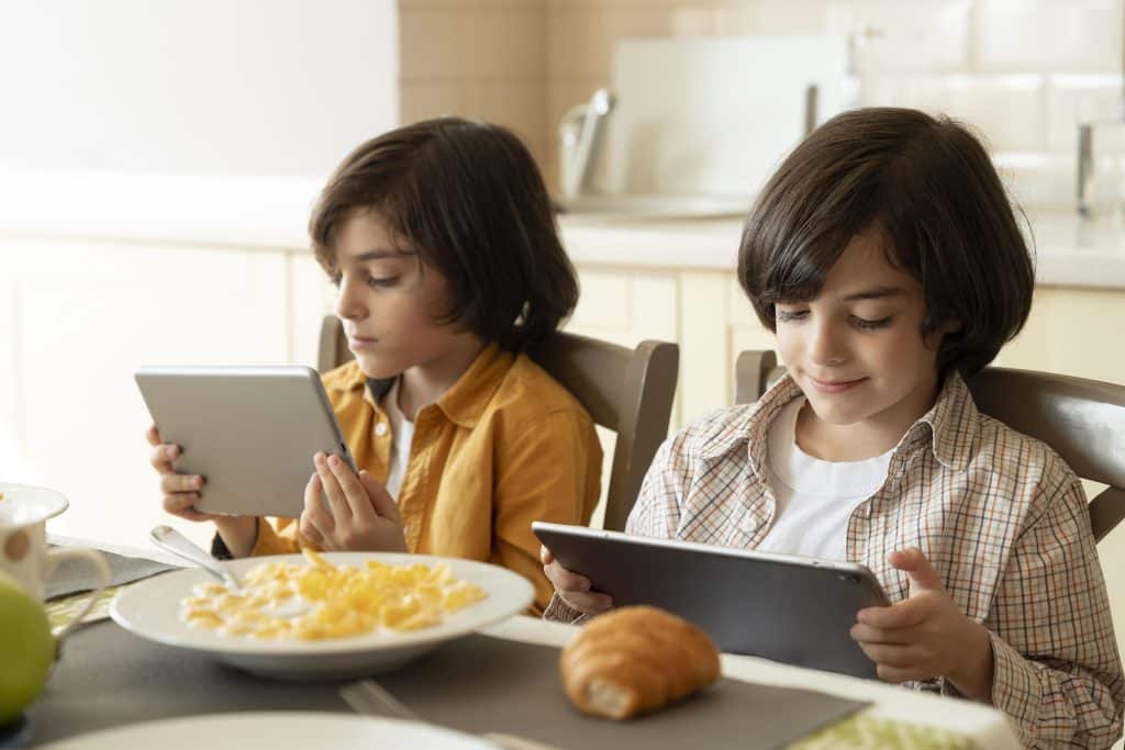 Anak Susah Makan karena Sering Nonton Gadget? Ini Solusinya