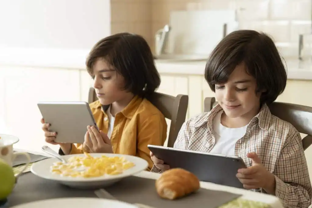 Anak Susah Makan karena Sering Nonton Gadget? Ini Solusinya