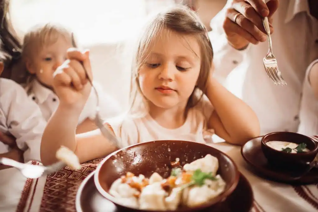 Hipnoterapi vs Terapi Makan Konvensional, Mana yang Lebih Cocok untuk Anak?